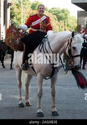 1re classe Adjudant Esther devient la première femme chef d'harmonie dans la vie des ménages de la division des gardiens de l'armée britannique. Elle a assisté à son 'passing out' parade à la caserne de Knightsbridge à Londres, accompagné par ses parents Elaine et Tom Freeborn et le ministre des Sports et ancien maître-nageur général Hugh Robertson. Banque D'Images