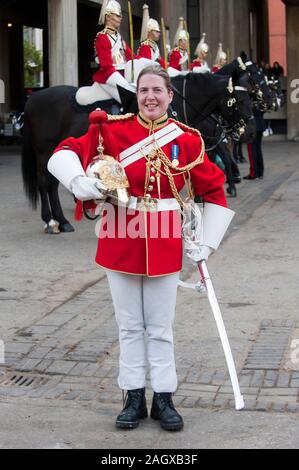 1re classe Adjudant Esther devient la première femme chef d'harmonie dans la vie des ménages de la division des gardiens de l'armée britannique. Elle a assisté à son 'passing out' parade à la caserne de Knightsbridge à Londres, accompagné par ses parents Elaine et Tom Freeborn et le ministre des Sports et ancien maître-nageur général Hugh Robertson. Banque D'Images