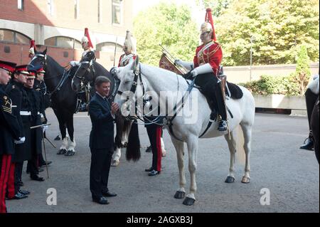 1re classe Adjudant Esther devient la première femme chef d'harmonie dans la vie des ménages de la division des gardiens de l'armée britannique. Elle a assisté à son 'passing out' parade à la caserne de Knightsbridge à Londres, accompagné par ses parents Elaine et Tom Freeborn et le ministre des Sports et ancien maître-nageur général Hugh Robertson. Banque D'Images