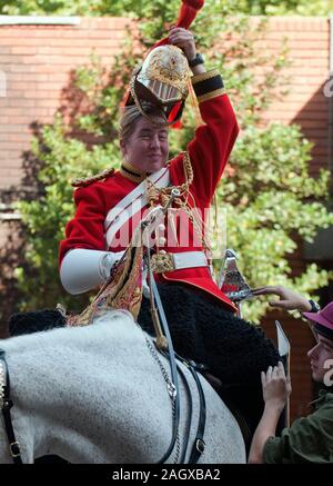 1re classe Adjudant Esther devient la première femme chef d'harmonie dans la vie des ménages de la division des gardiens de l'armée britannique. Elle a assisté à son 'passing out' parade à la caserne de Knightsbridge à Londres, accompagné par ses parents Elaine et Tom Freeborn et le ministre des Sports et ancien maître-nageur général Hugh Robertson. Banque D'Images