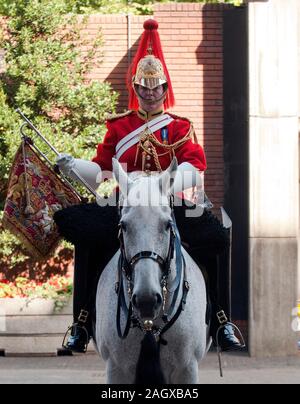 1re classe Adjudant Esther devient la première femme chef d'harmonie dans la vie des ménages de la division des gardiens de l'armée britannique. Elle a assisté à son 'passing out' parade à la caserne de Knightsbridge à Londres, accompagné par ses parents Elaine et Tom Freeborn et le ministre des Sports et ancien maître-nageur général Hugh Robertson. Banque D'Images