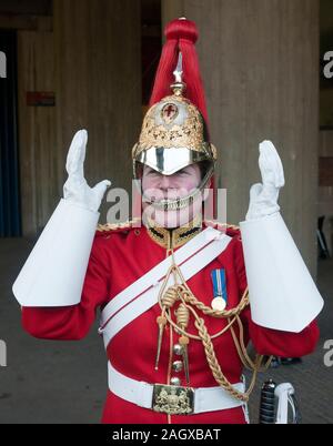 1re classe Adjudant Esther devient la première femme chef d'harmonie dans la vie des ménages de la division des gardiens de l'armée britannique. Elle a assisté à son 'passing out' parade à la caserne de Knightsbridge à Londres, accompagné par ses parents Elaine et Tom Freeborn et le ministre des Sports et ancien maître-nageur général Hugh Robertson. Banque D'Images