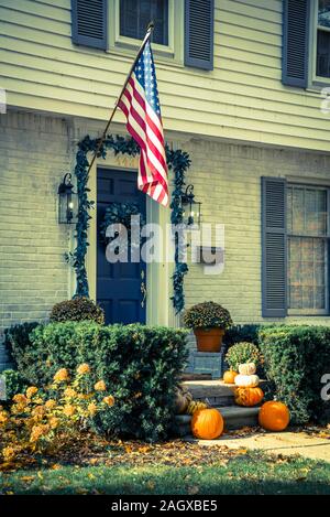 Citrouilles d'Halloween et drapeau américain devant une jolie maison à l'automne dans la région de East Village Anglais, quartier, Detroit, Michigan, USA Banque D'Images