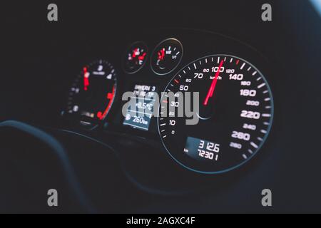 Gros plan de l'indicateur de vitesse dans une voiture. Tableau de bord de voiture avec plus de détails avec indication lampes et tableau de bord. L'intérieur moderne Banque D'Images