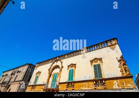 Vue panoramique, vue sur la rue de la belle ville de Locorotondo, province de Bari, Pouilles, Puglia , Italie. Les bâtiments anciens fronts sur la central Banque D'Images