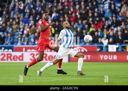 Huddersfield, UK. 21 décembre 2019. Danny Simpson (17) de Huddersfield Town commodes à la balle pendant le match de championnat entre Sky Bet Huddersfield Town et Nottingham Forest à la John Smith's Stadium, Huddersfield le samedi 21 décembre 2019. (Crédit : Jon Hobley | MI News) photographie peut uniquement être utilisé pour les journaux et/ou magazines fins éditoriales, licence requise pour l'usage commercial Crédit : MI News & Sport /Alamy Live News Banque D'Images