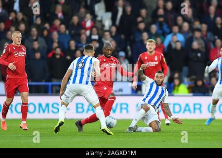 Huddersfield, UK. 21 décembre 2019. Samba Sow (21) La forêt de Nottingham s bast Danny Simpson (17) de Huddersfield Town et Jonathan Hogg (6) de Huddersfield Town pendant le match de championnat entre Sky Bet Huddersfield Town et Nottingham Forest à la John Smith's Stadium, Huddersfield le samedi 21 décembre 2019. (Crédit : Jon Hobley | MI News) photographie peut uniquement être utilisé pour les journaux et/ou magazines fins éditoriales, licence requise pour l'usage commercial Crédit : MI News & Sport /Alamy Live News Banque D'Images