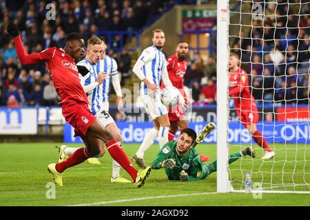 Huddersfield, UK. 21 décembre 2019. Kamil Grabara (1) de Huddersfield Town watches le ballon comme Alfa Semedo (17) La forêt de Nottingham se ferme pendant le match de championnat entre Sky Bet Huddersfield Town et Nottingham Forest à la John Smith's Stadium, Huddersfield le samedi 21 décembre 2019. (Crédit : Jon Hobley | MI News) photographie peut uniquement être utilisé pour les journaux et/ou magazines fins éditoriales, licence requise pour l'usage commercial Crédit : MI News & Sport /Alamy Live News Banque D'Images