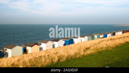 Cabines de plage en bois coloré maison de vacances calme face à l'océan atlantique. Whitstable Kent en Grande-Bretagne Banque D'Images