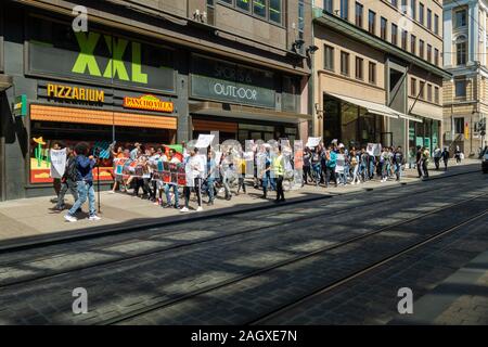 Editorial 06.19.2019 Helsinki (Finlande). Marching manifestant un jour d'été Banque D'Images