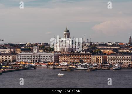 Editorial 06.19.2019 Helsinki Finlande, la place du marché Kauppatori avec la ville de vieux bâtiments qui l'entourent dans l'arrière-plan Banque D'Images