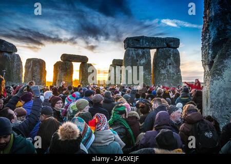 Salisbury, Royaume-Uni. Dec 22, 2019. Les druides célèbrent au lever du soleil le jour le plus court le 22 décembre 2019. Des centaines de personnes se sont réunies du célèbre cercle de pierres historiques, dans le Wiltshire, pour célébrer le lever du soleil sur le solstice d'hiver, le jour le plus court de l'année, l'événement est prétendu être plus important dans le calendrier païen que le solstice d'été parce qu'il marque la renaissance du soleil pour l'année à venir Crédit : David Betteridge/Alamy Live News Banque D'Images