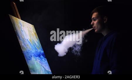 Seascape peinture artiste copiste avec navire dans l'océan. La fumée de Vaper vape e-cigarette. Artisan décorateur dessiner comme bateau sur la mer bleu avec la couleur acrylique. Banque D'Images