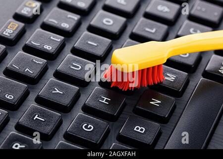 Nettoyage du clavier avec une brosse à dents. La poussière et l'absence de germes clavier Banque D'Images