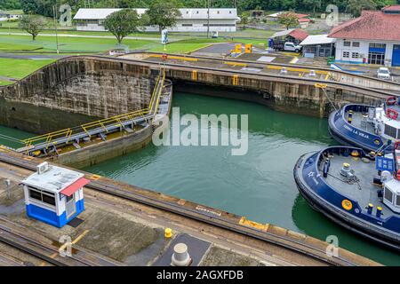 Entrer dans le canal de Panama Banque D'Images