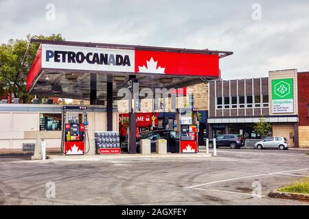 Montréal, Canada - Juin 2018 : gas station Petro Canada à Montréal, Québec, Canada. Banque D'Images