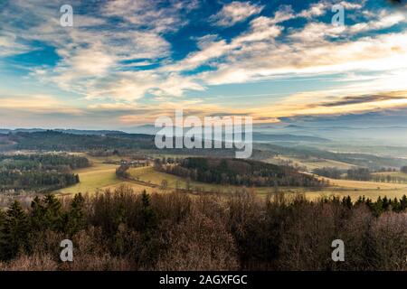 Ciel du soir sur paysage vallonné du parc national de Sumava, prairies et forêts en République tchèque, l'Europe centrale. Banque D'Images