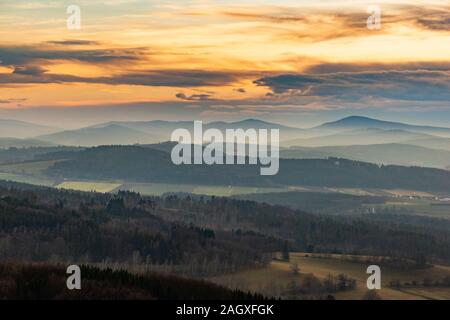 Coucher de soleil sur le paysage vallonné du parc national de Sumava, prairies et forêts en République tchèque, l'Europe centrale. Banque D'Images