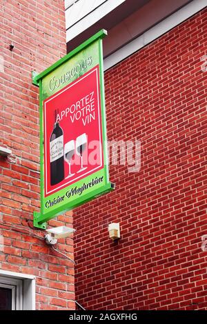 Montréal, Canada - Juin 2018 : panneau extérieur de Couscous restaurant de cuisine du Maghreb à Montréal, Canada. Apportez votre vin signifie apporter votre propre vin. Banque D'Images