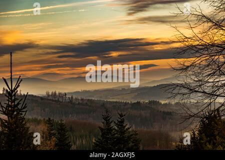 Coucher de soleil sur le paysage vallonné du parc national de Sumava, prairies et forêts en République tchèque, l'Europe centrale. Banque D'Images