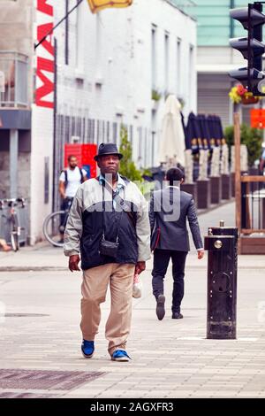 Montréal, Canada - Juin 2018 : African American middle aged homme noir avec les tenues de marcher dans la rue à Montréal, Canada. Banque D'Images