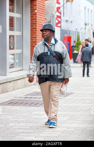 Montréal, Canada - Juin 2018 : African American middle aged homme noir avec les tenues de marcher dans la rue à Montréal, Canada. Banque D'Images
