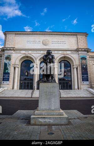 La sculpture d'Auguste Rodin le penseur, 1904 en face de façade principale du Detroit Institute of Arts, (DIA), un des plus grands et des plus importante Banque D'Images