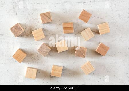 Photo - mise à plat en bois éparpillés sur les cubes de béton blanc comme conseil. Banque D'Images