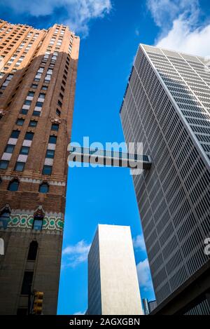 Skybridge, détroit reliant le 16e étages de l'Édifice Guardian et un Woodward, conçu en 1976, Detroit, Michigan, USA Banque D'Images