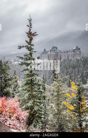 Banff - 01 octobre 2018 : Fairmont Banff Springs sous de fortes chutes de neige, près de Banff, Canada. Banque D'Images