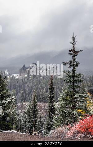 Banff - 01 octobre 2018 : Fairmont Banff Springs sous de fortes chutes de neige, près de Banff, Canada. Banque D'Images