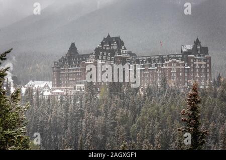 Banff - 01 octobre 2018 : Fairmont Banff Springs sous de fortes chutes de neige, près de Banff, Canada. Banque D'Images