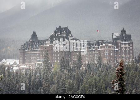 Banff - 01 octobre 2018 : Fairmont Banff Springs sous de fortes chutes de neige, près de Banff, Canada. Banque D'Images