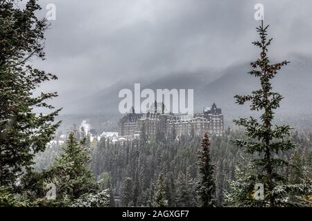 Banff - 01 octobre 2018 : Fairmont Banff Springs sous de fortes chutes de neige, près de Banff, Canada. Banque D'Images