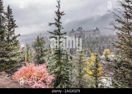 Banff - 01 octobre 2018 : Fairmont Banff Springs sous de fortes chutes de neige, près de Banff, Canada. Banque D'Images