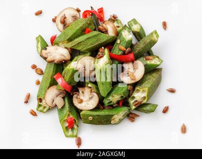 L'okra sauté de légumes sur plaque blanche Banque D'Images