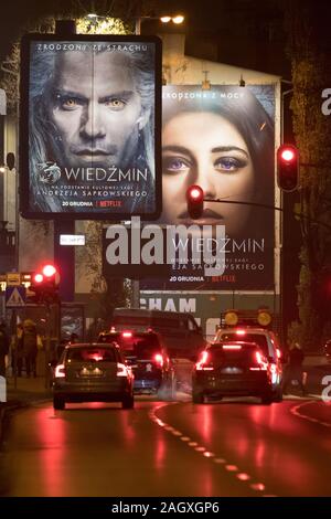 Bilboard avec Henry Cavill Geralt de Rivia comme personnage principal de The Witcher (Wiedzmin) prochains American drama fantasy séries de télévision web Banque D'Images