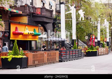 Montréal, Canada - Juin 2018 : cafés et bars sur la célèbre rue Saint-Denis à Montréal, Québec, Canada. Banque D'Images