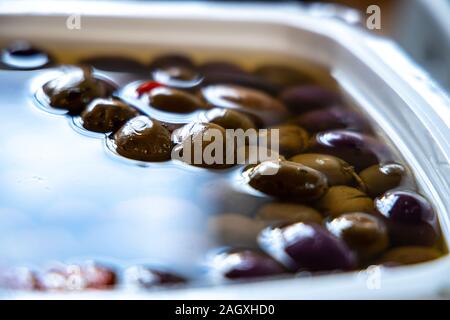 Big Black olives en saumure. Banque D'Images