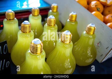 L'alcool de citron Limoncello typique de l'Italie du Sud. Bouteilles à vendre à une usine, Naples, Naples, Italie Banque D'Images