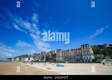 La plage à Trouville-Sur-Mer, département du Calvados, Normandie, une célèbre attraction touristique dans le Nord de la France. Banque D'Images