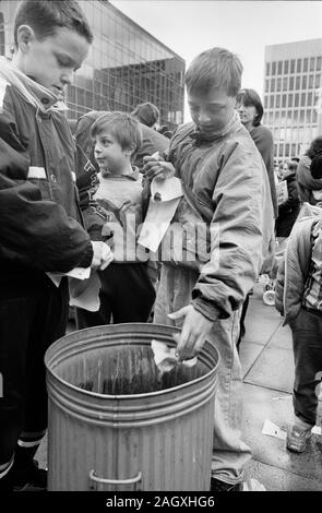 Combustion de la Poll Tax forms. Bradford UK 1990. Banque D'Images