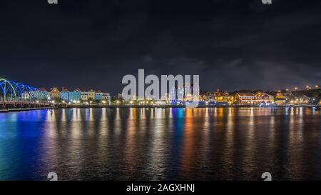 Belle vue panoramique sur la célèbre ligne d'horizon de Willemstad, capitale de l'île des caraïbes de Curaçao la nuit Banque D'Images