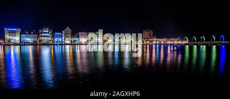 Belle vue panoramique sur la célèbre ligne d'horizon de Willemstad, capitale de l'île des caraïbes de Curaçao la nuit Banque D'Images