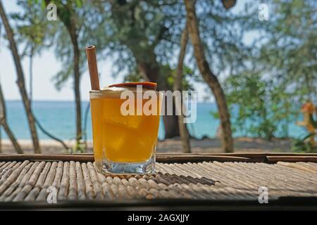 Cocktail de fruits avec une belle arrière-plan flou Banque D'Images