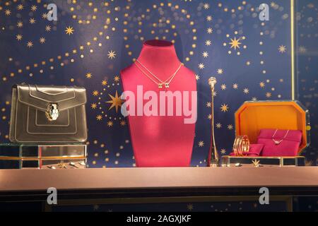 Bagues et colliers de diamants bijoux afficher dans un magasin de détail de luxe vitrine vitrine Banque D'Images