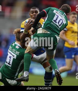 Bath's Semesa Rokoduguni est abordé par London Irish Stephen Myler et Ollie Hassell-Collins au cours de la Premiership Gallagher match au stade Madejski, lecture. Banque D'Images