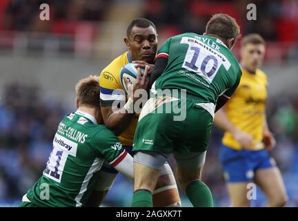 Bath's Semesa Rokoduguni est abordé par London Irish Stephen Myler et Ollie Hassell-Collins au cours de la Premiership Gallagher match au stade Madejski, lecture. Banque D'Images