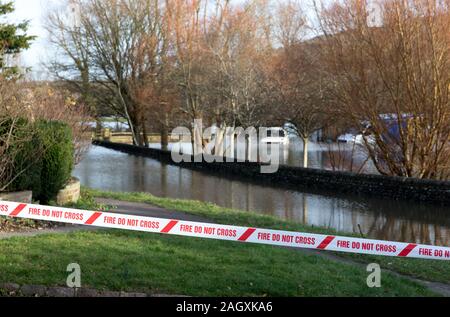 Alfriston, East Sussex, UK. 22 décembre 2019. Après plusieurs jours de fortes pluies la route dans cette ville hameau East Sussex est toujours inondé. Credit Alan Fraser/Alamy Live News Banque D'Images