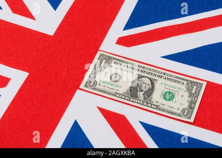 US $1 billets / factures & Union Jack. Pour l'US Dollar exchange rate concept, l'économie des Etats-Unis, US UK exportations, balance des paiements US UK, US Maison de l'argent. Banque D'Images